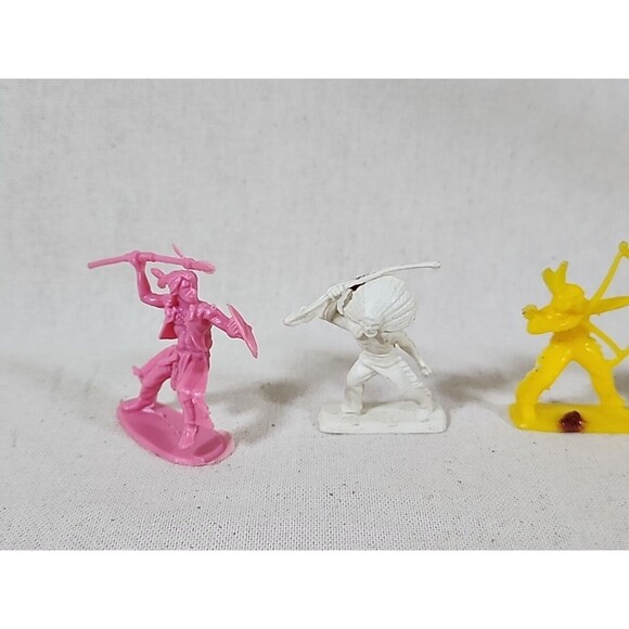 Vintage Lot Of 10 Cowboys And Indians Toy Plastic Figures - Picture 2 of 8
